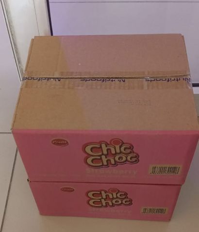 CHIC CHOC CHOCOLATE, MILK-FLAVOURED CREAM BISCUIT, STRAWBERRY 23g