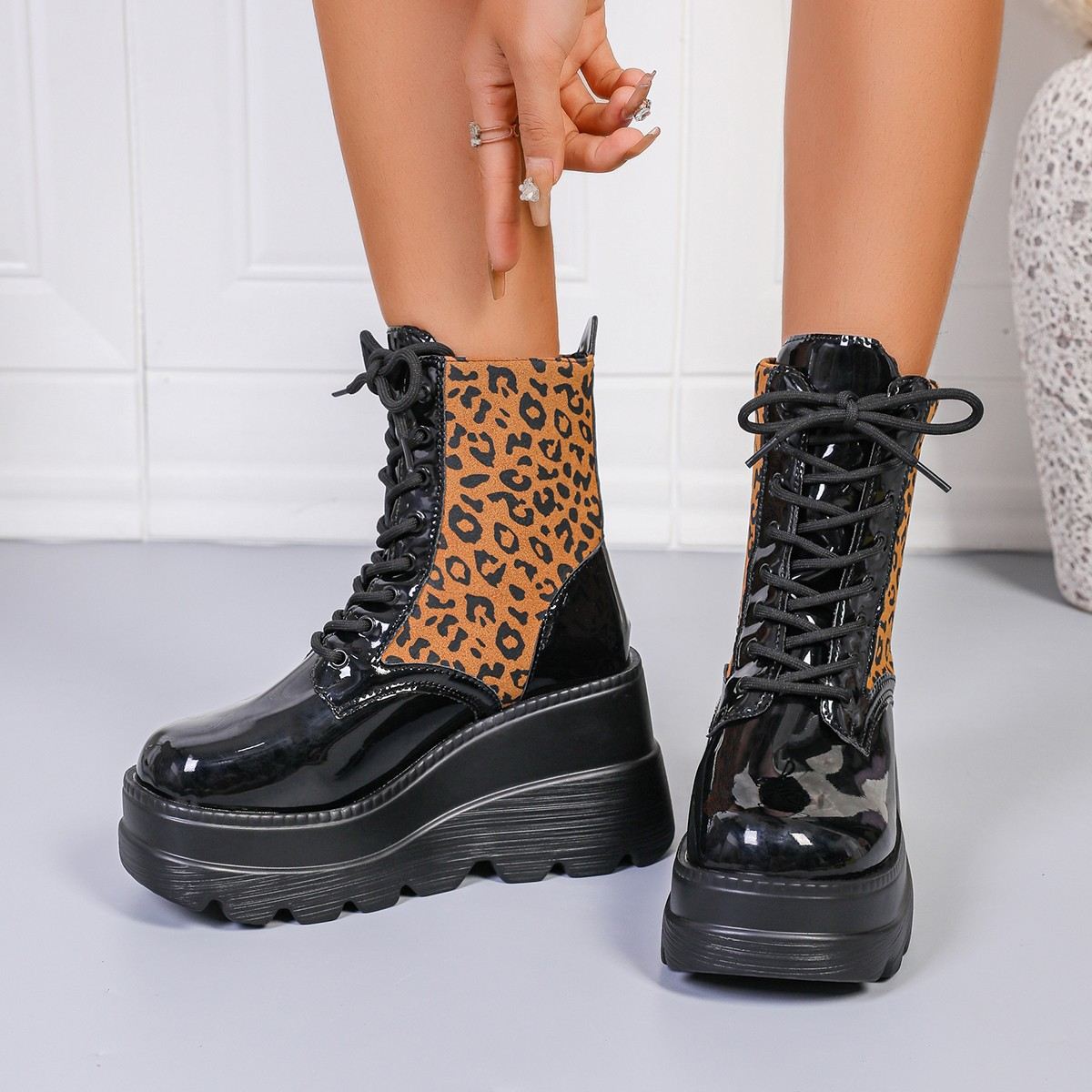 Leopard print round-toed Dr. Martens boots for women 2025 new style wedge heel thick-soled lace-up fashion ankle boots for women