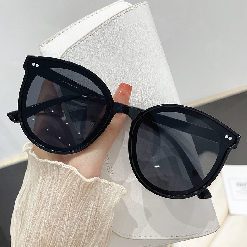 Fashionable streetwear sunglasses for both men and women. Sunglasses
