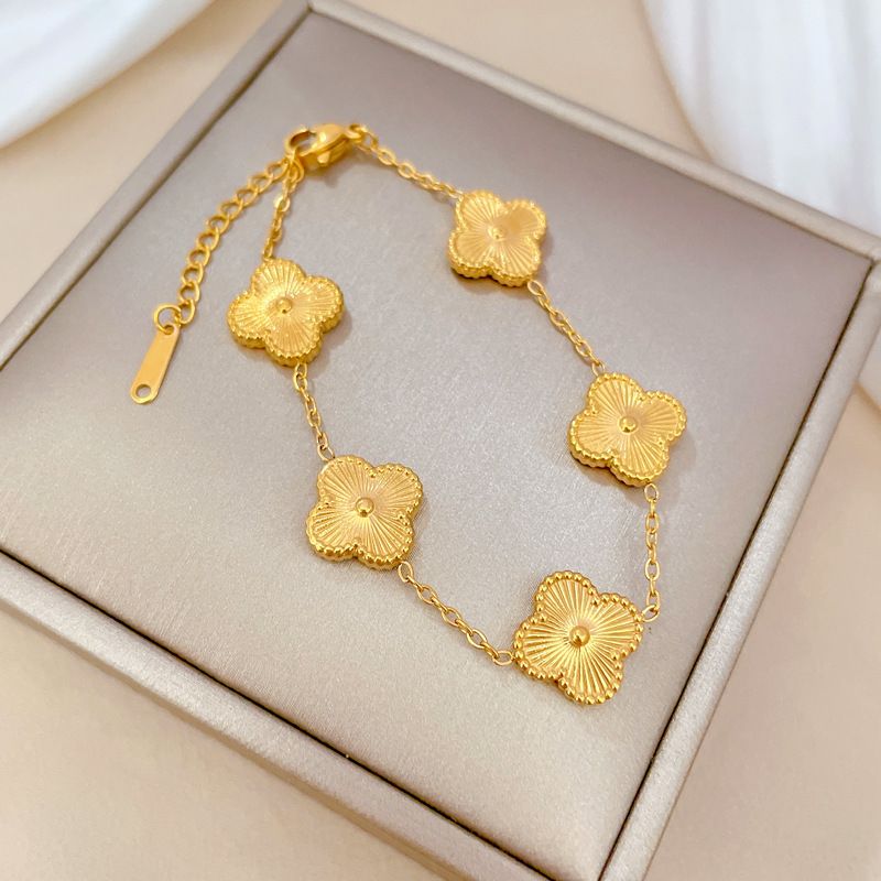 Whole Body Titanium Steel Gold Plated Radial Textured Five Clover Link Chain Bracelet For Women, Minimalist Retro Lucky Floral Adjustable Extension Wrist Chain, Ins Viral Versatile Daily Dating Best Friend Matching Fashion Hand Jewelry, Anti-Tarnish Waterproof Skin Friendly

