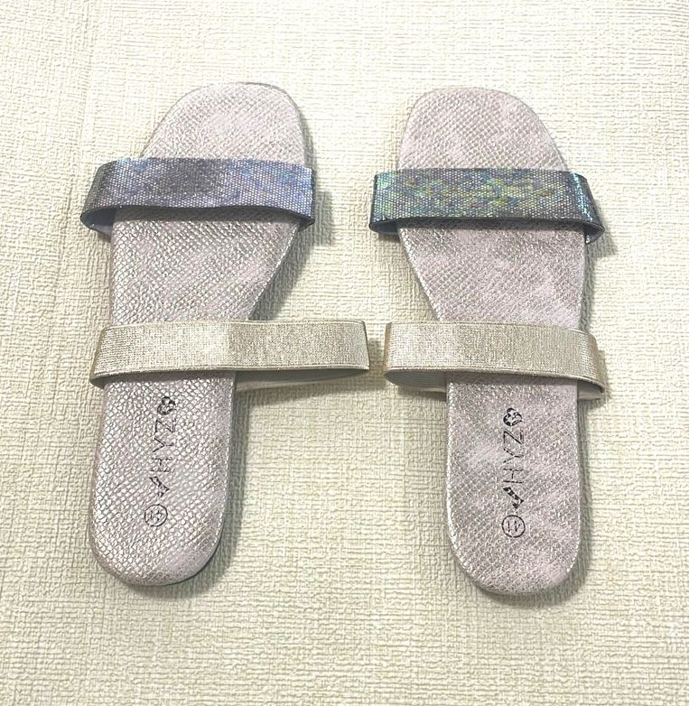 Flat low-heel sandals slippers for ladies with holographic color-changing stripe design, perfect for casual outdoor wear