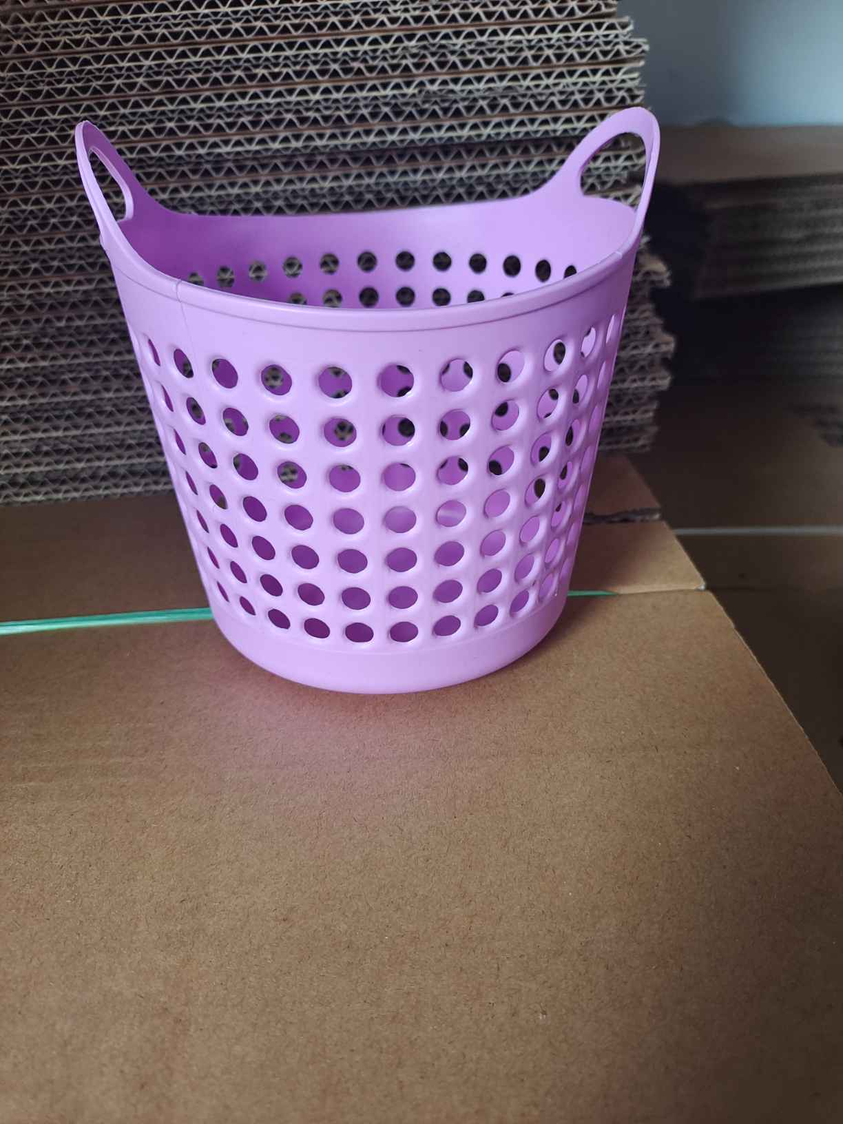 Mini desktop storage basket creative plastic office stationery sundries storage basket hollow storage small basket fashion