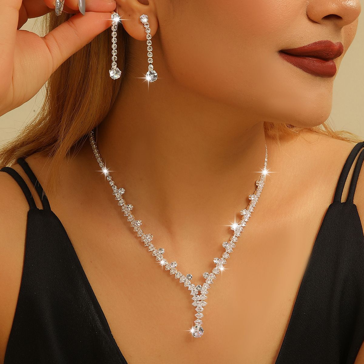 Eco-Friendly Niche-Designed 2-Piece Brilliant Cubic Zirconia Jewelry Set, Adjustable V-Shaped Sparkly Collarbone Necklace Centered With a Prominent Teardrop Gem, Matching Linear Teardrop Drop Earrings With Gradient Stone Layout, Premium Prong-Set Crystals With Stunning Shine, Luxurious Understated Ornaments Perfect for Formal Gown Matching, Wedding Functions, Banquet Dinners, Prom Events and Stylish Photoshoots, Refined Versatile Gift Jewellery Suiting Women’s Various Formal Festive Occasions
