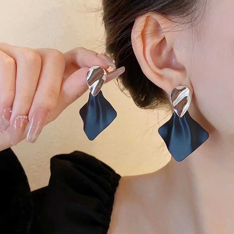 476 Women's Niche Pleated Diamond-Shaped Earrings, Geometric Alloy Earrings