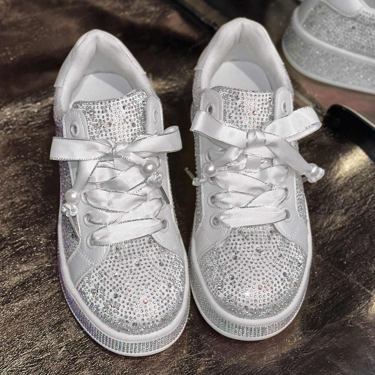 European Station Full of diamonds thick-soled plate shoes for women's 2025 spring new style, color-blocking embroidery two-color striped casual sports single shoes