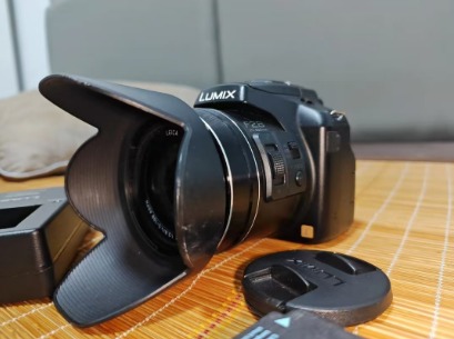 Panasonic fz200 telephoto camera with color 85, new equivalent 25-600mm f2.8, all functions intact