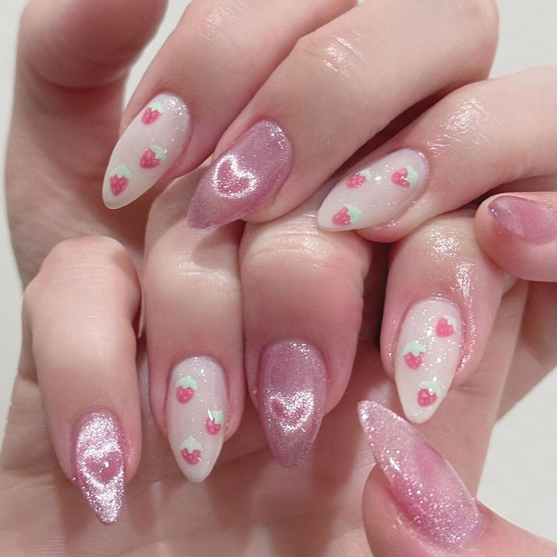 W1555 Glossy Press on Nails, Medium Stiletto Cat's Eye Cute Strawberry Hearts Decor Fake Nails, Full Cover Artificial False Nails for Women and Girls
