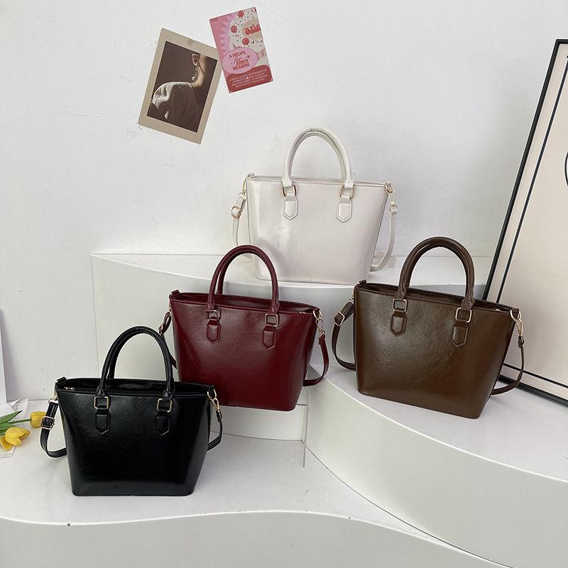 Miss DG 2025 new large-capacity commuter bag shoulder messenger bag fashionable simple handbag casual shopping bag