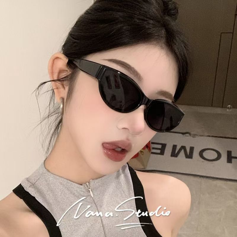 Jennie's same sunglasses for women, outdoor photography sunglasses, sun glasses, retro hot girl, cat eye glasses, small face glasses, European and American style
