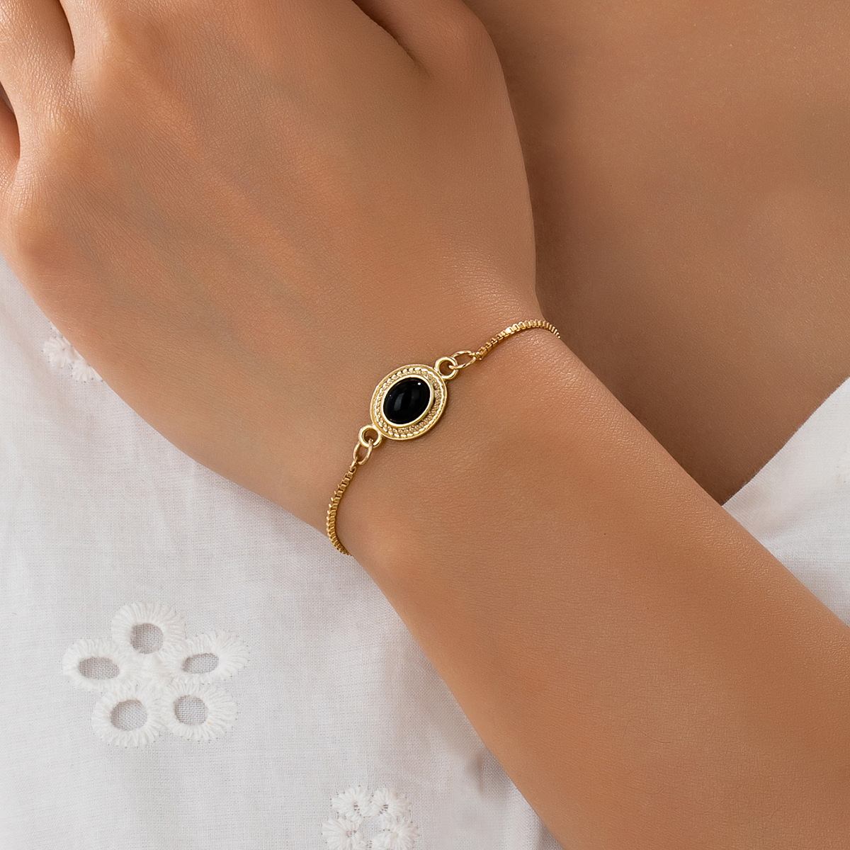 Vintage Gold Tone Adjustable Box Chain Bracelet with Oval Black Stone (Agate) Charm, Minimalist Retro-Inspired Everyday Jewelry for Women
