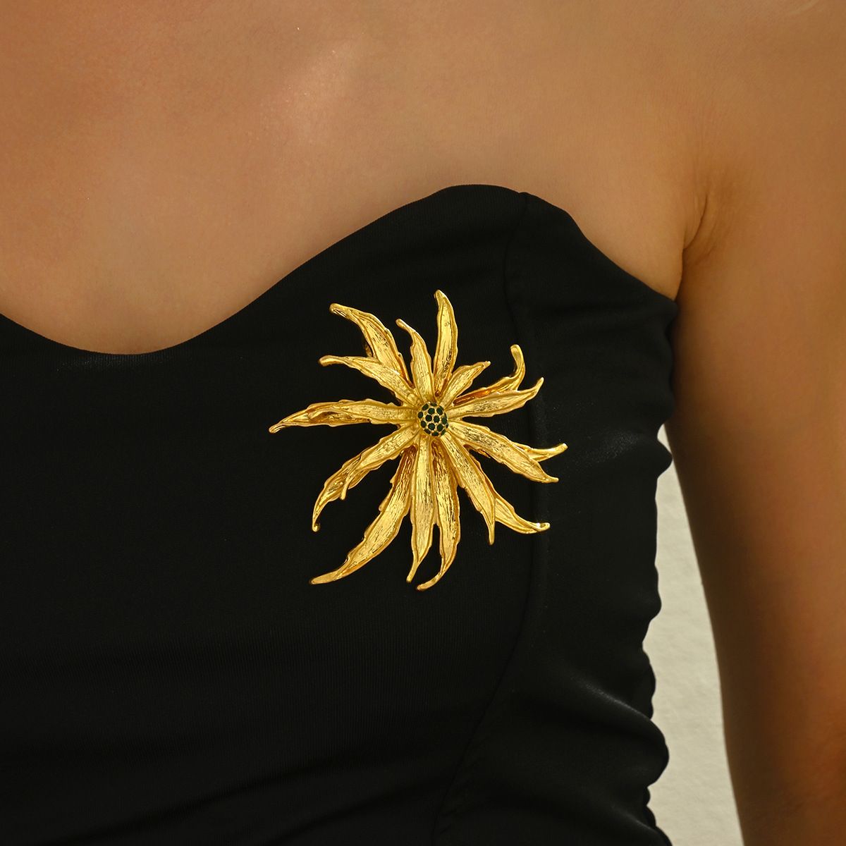 Vintage Heavy Gold Tone Chrysanthemum Brooch, Elegant Large Flower Pin with Green Rhinestone Center, Luxury Statement Jewelry for Weddings, Banquets & Special Occasions
