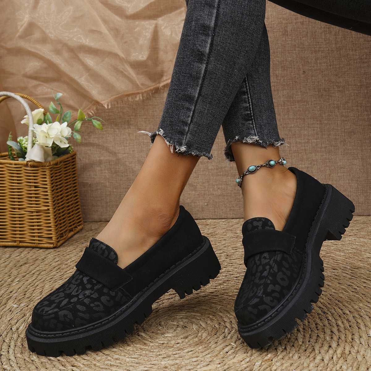 2025 new large-sized, one-foot, British-style casual loafers with patterned small leather shoes