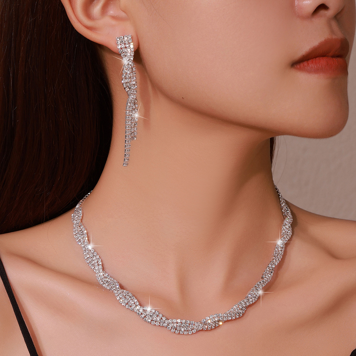 A set of hot selling necklaces, exquisite necklaces, exaggerated earrings, two-piece necklaces, evening accessories for women