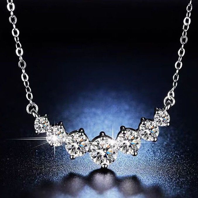 Elegant Classic Women Moissanite Necklace, Luxury Inlaid Cubic Zirconia Pendant Necklace, High-end Sparkling Simulation Diamond Neck Jewelry, Fashion Live Stream Popular Clavicle Chain Accessories for Wedding Party Daily Wear