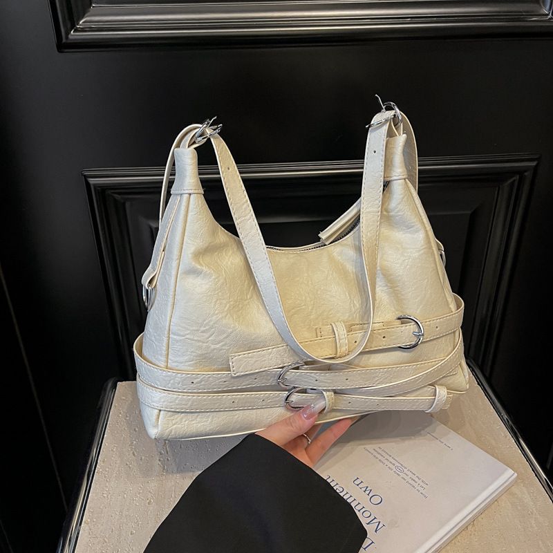 This is a retro and stylish dumpling bag with a solid color and simple texture. It is a new 2025 personalized and simple single-shoulder crossbody bag