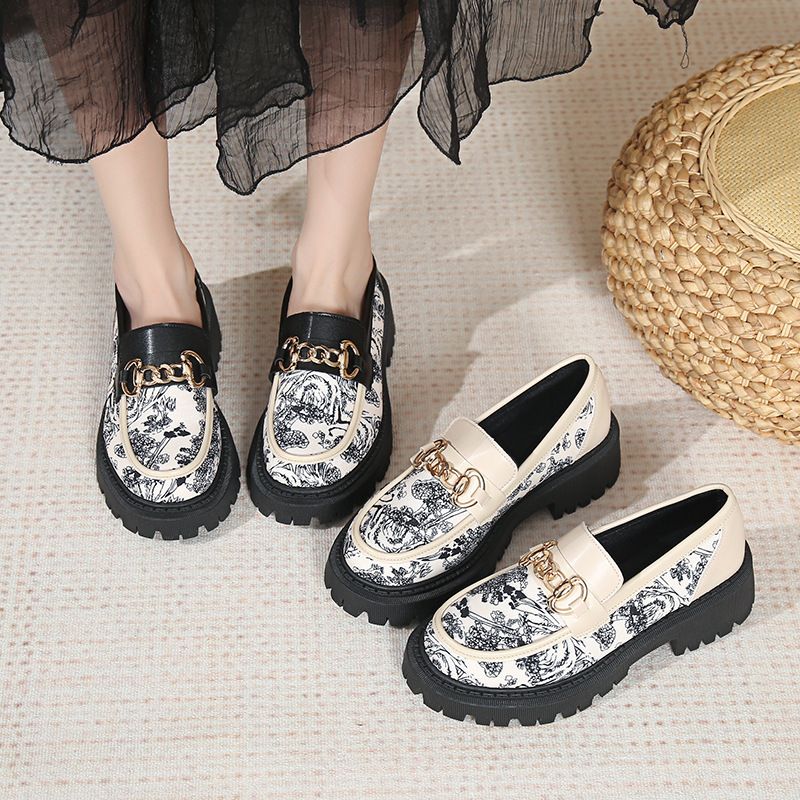 New large-sized women's single shoes with thick soles, versatile and retro small leather shoes for women in 2025