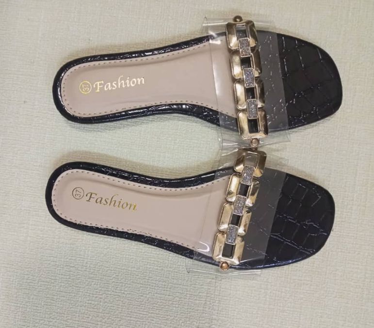 Latest Arrival summer design trend new trends luxury ladies flats round toe elegant rhinestone front strappy beach women sandals