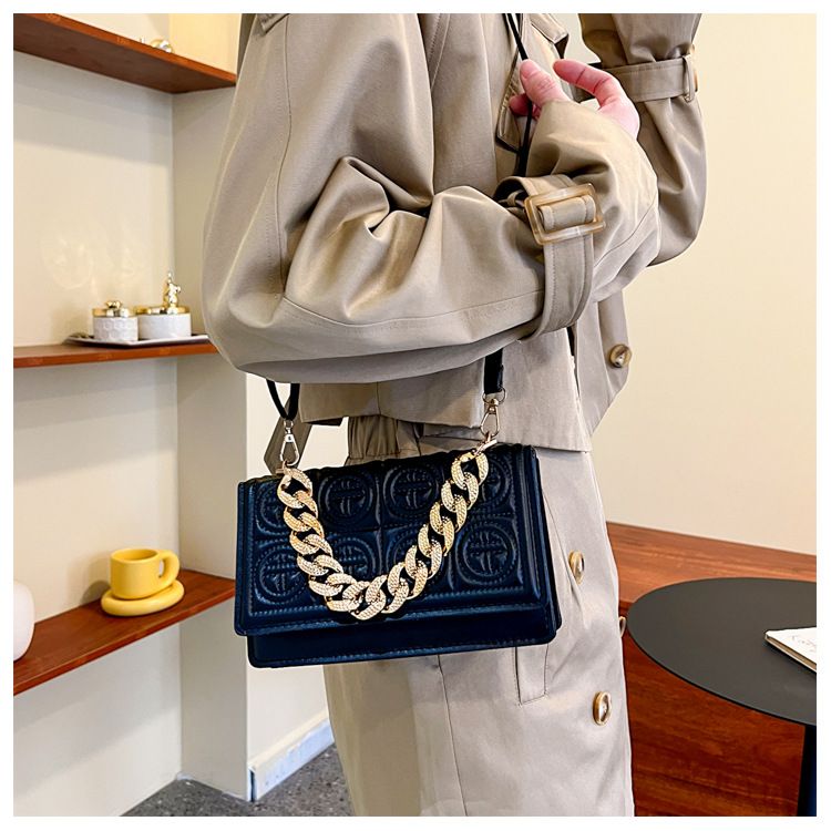 Women's bag new fashion trend simple single shoulder crossbody chain portable small square bag embossed commuter small square bag dk9118