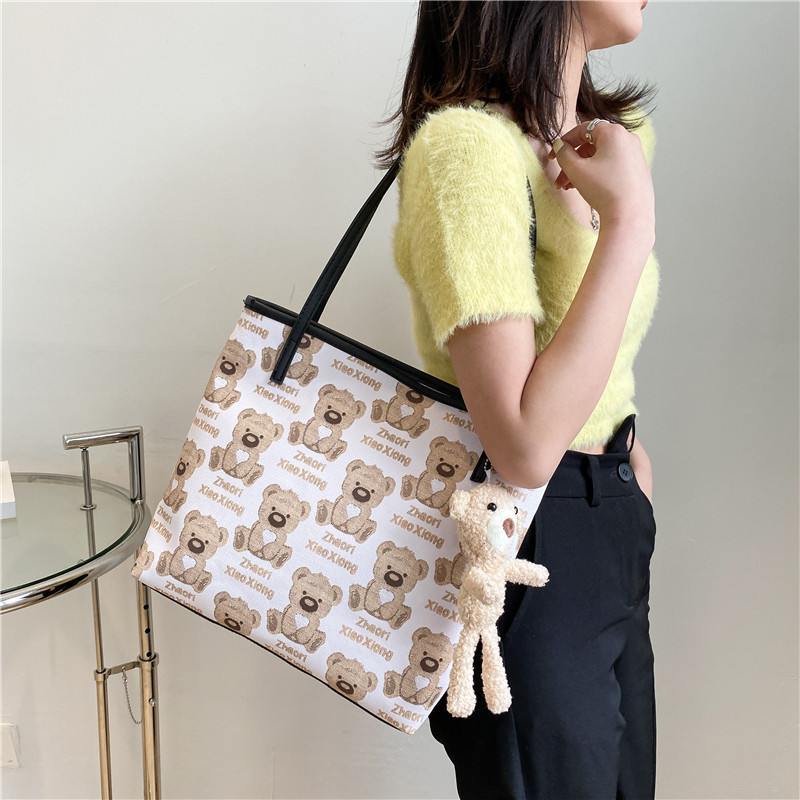 The New Fashion  Large Capacity Color Collision Bear Cute Tote Bag Students Commuting To Carry Shopping Bags  （Contain pendant）