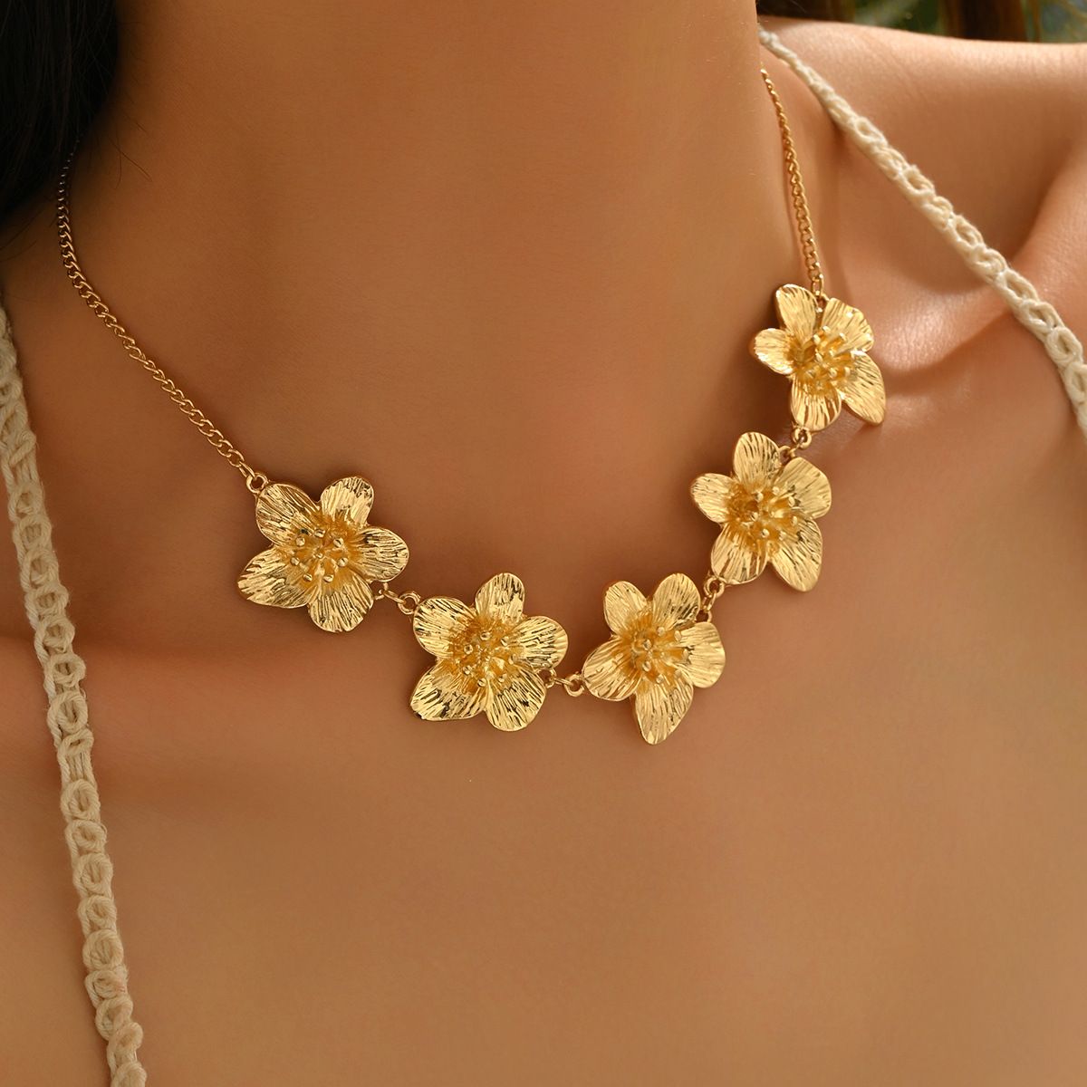 Elegant Gold Tone Flower Choker Necklace with 5 Textured Floral Pendants, Adjustable 37.5+8cm Statement Chain for Women, Versatile Daily & Party Wear
