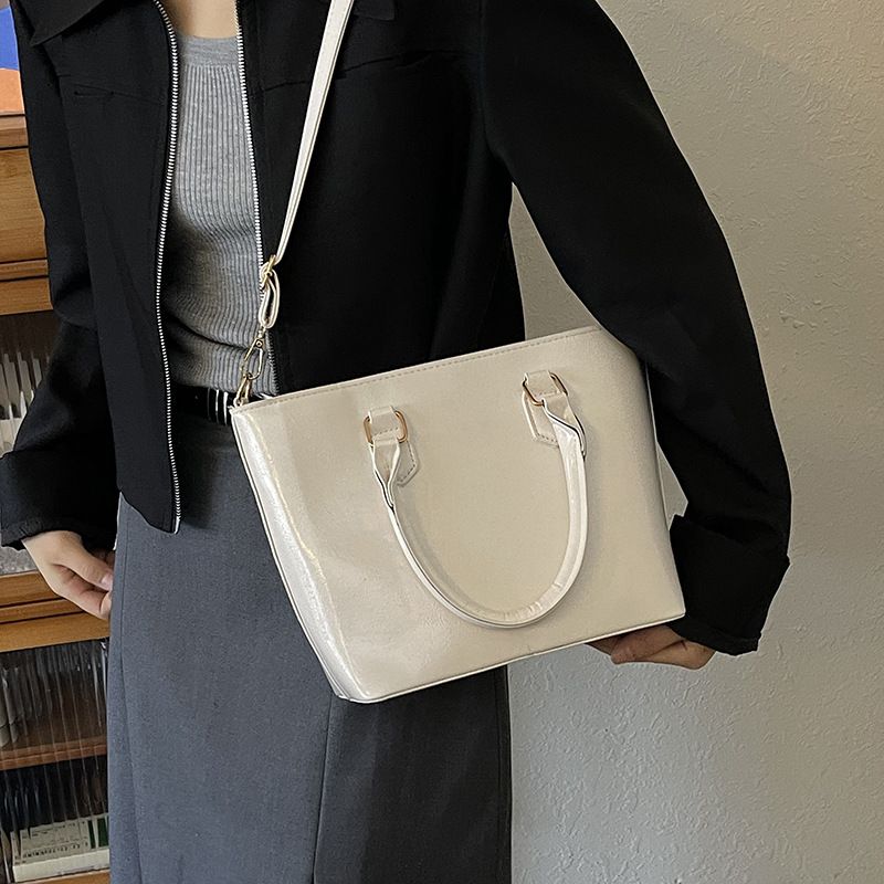 Miss DG 2025 new large-capacity commuter bag shoulder messenger bag fashionable simple handbag casual shopping bag