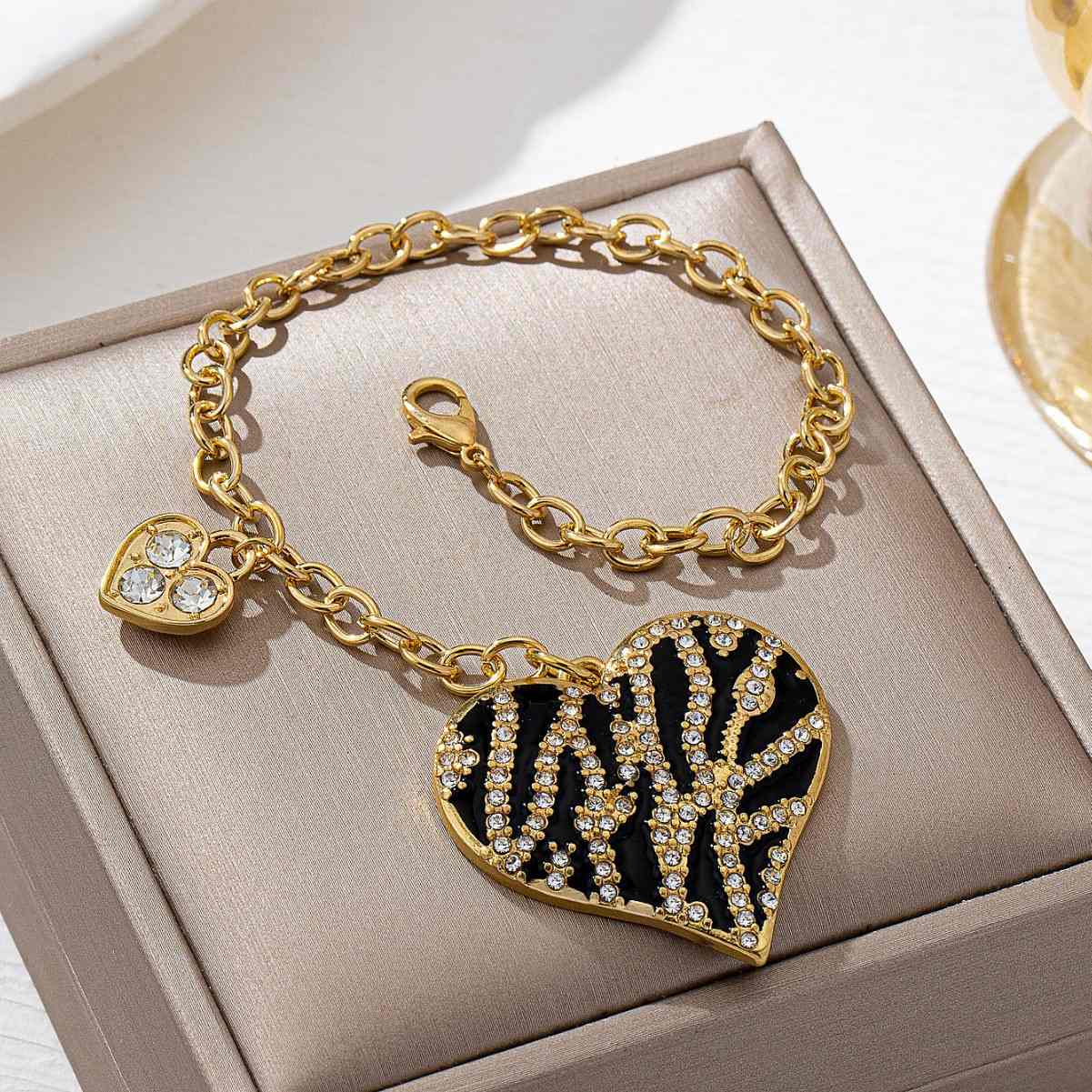Luxury Tree Texture Inlaid Shiny Gem Bracelet Exaggerated Love Heart Pendant Design Elegant Versatile Fashion Hand Jewelry Delicate Accessory for Women Daily Party Dating Gift