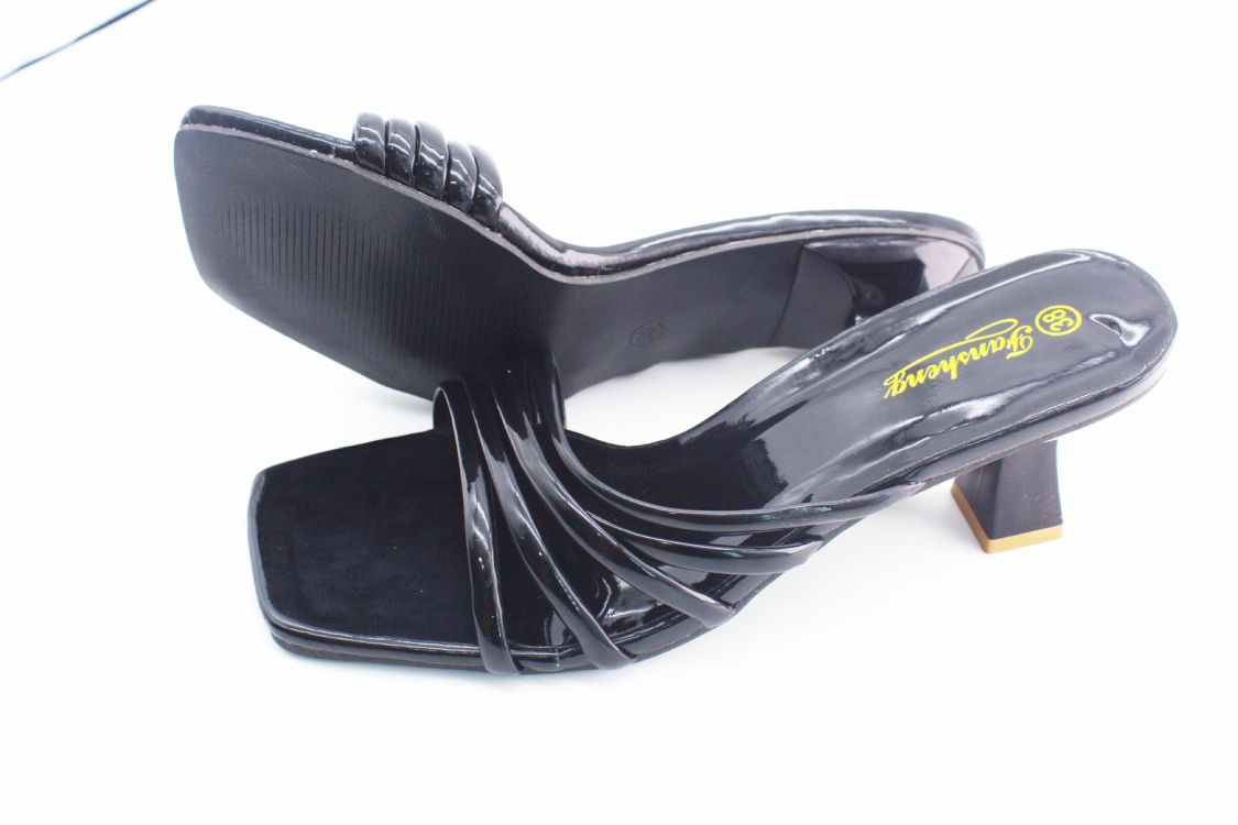 Naturalizer black patent leather kitten heels