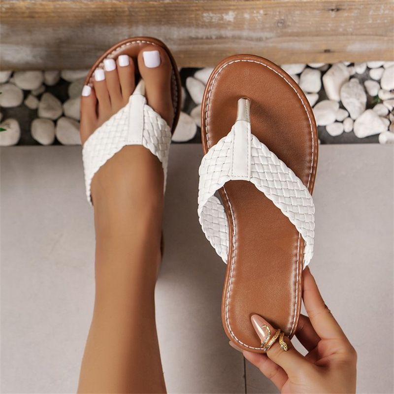 2024 summer new European and American foreign trade large size flip-flops clip toe matching color slippers 58799