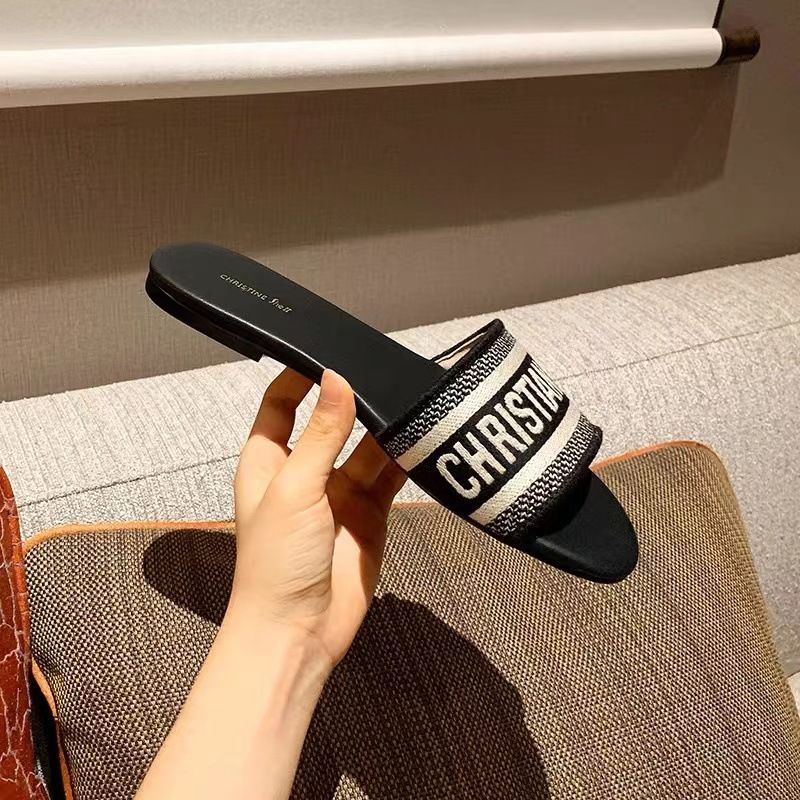Women's new embroidered slippers with letters, made of genuine leather, versatile, flat bottomed, and worn in sand Beach sandals