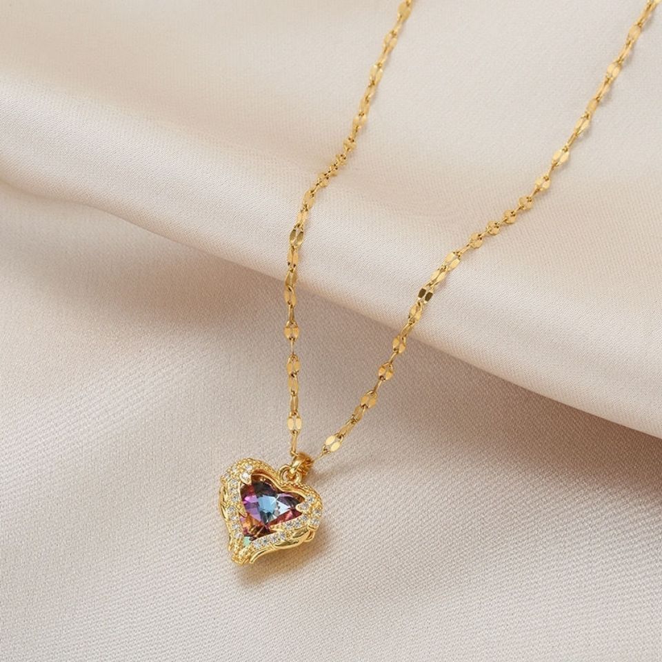 Luxury Women Crystal Pendant Necklace adopts fine polishing and inlay technology, bright and shiny without fading. Minimalist and elegant design with strong inclusiveness