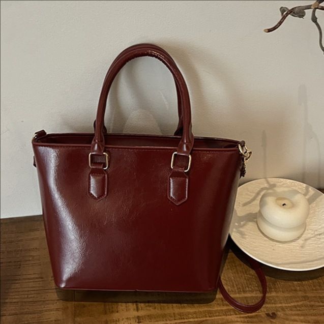 Miss DG 2025 new large-capacity commuter bag shoulder messenger bag fashionable simple handbag casual shopping bag