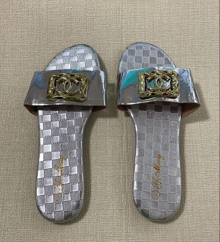Ladies Fancy Slip-on Flat Outdoor Comfortable Soft Sole Shiny Gold Design Sandal slippers