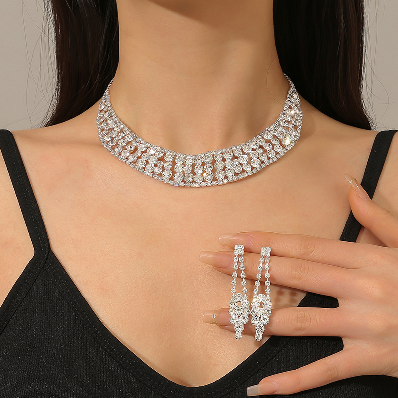 Two sets of rhinestone necklace earrings CRRshop free shipping hot sale new fashion trend female European and American fashion claw chain rhinestone necklace earrings set dinner dress full of diamond collarbone chain accessories women popular jewelry 