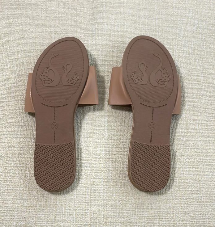 Ladies simple slip-on easy wear elegant design low heel fashion casual outdoor sandals slippers