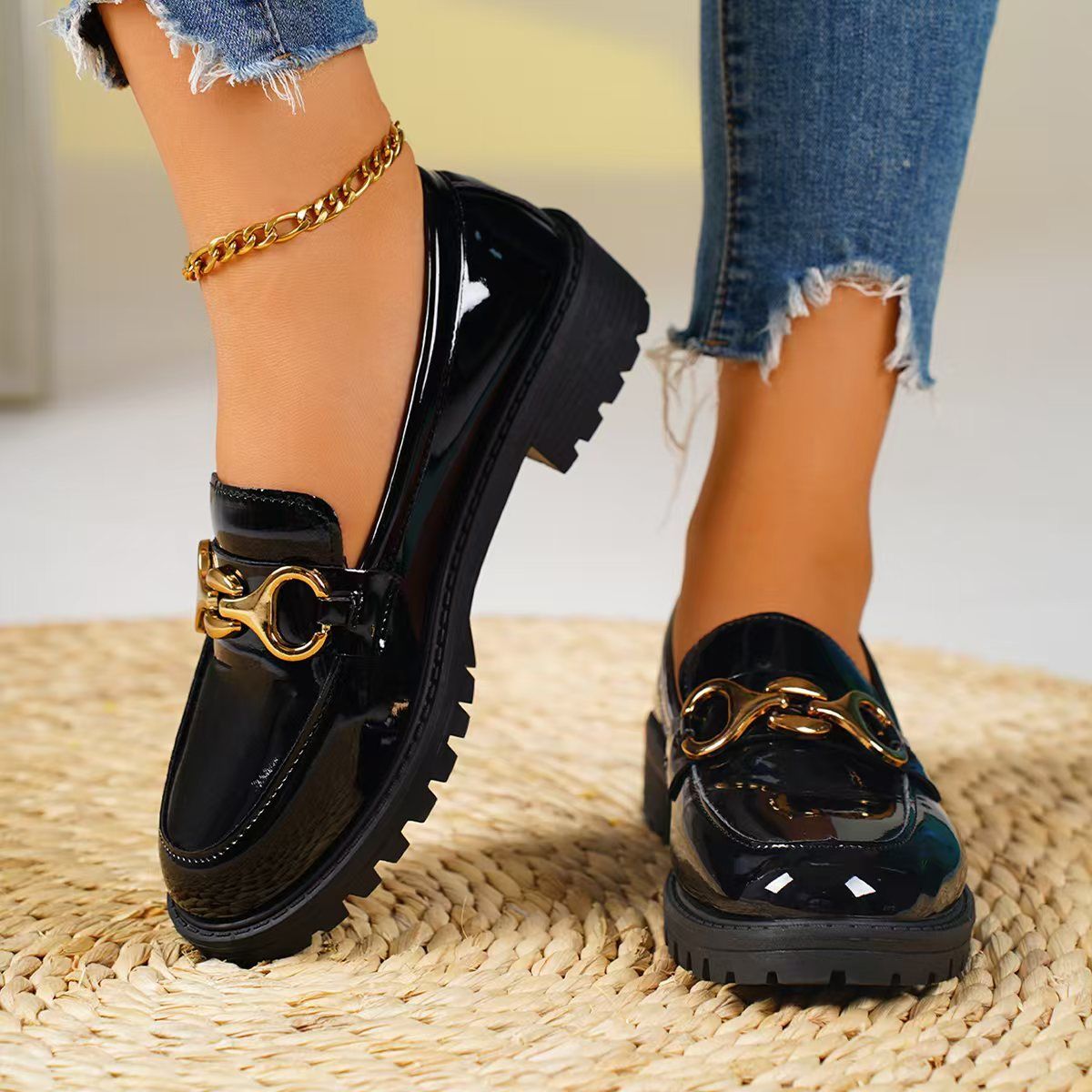 Spring Korean version of bow pointed head casual low-top single shoes women's flat mouth simple set foot commuter women's leather shoes
