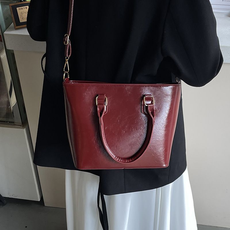 Miss DG 2025 new large-capacity commuter bag shoulder messenger bag fashionable simple handbag casual shopping bagRed