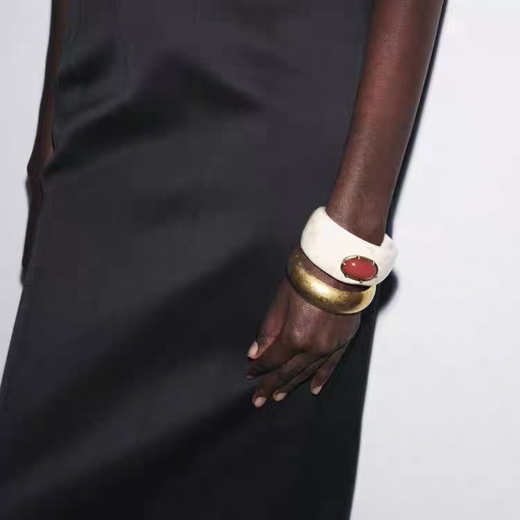 2Pcs Retro Stackable Bangle Set for Women, Glossy Solid Gold Smooth Round Bracelet & Irregular Cream Resin Wide Cuff Inlaid Red Oval Stone, Niche Minimalist Contrast Wrist Jewelry for Daily Dating Party Evening Fashion Gift Accessory
