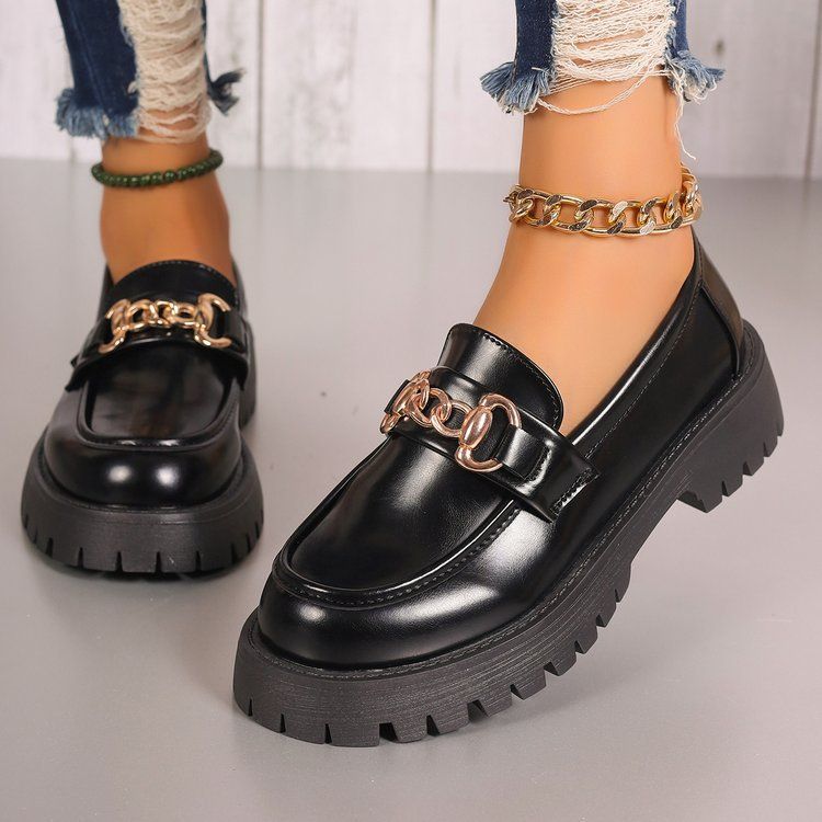 A large-sized British-style thick-soled loafer woman wears a single shoe in 2025, a new black round-toe French small leather shoe trend
