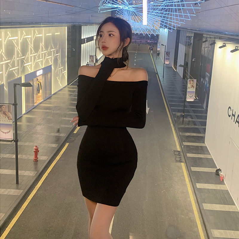 Dress of French type Hepburn wind female qiu winter new fund sex appeal temperament hangs neck to show the skirt of thin jing jing with bare shoulder