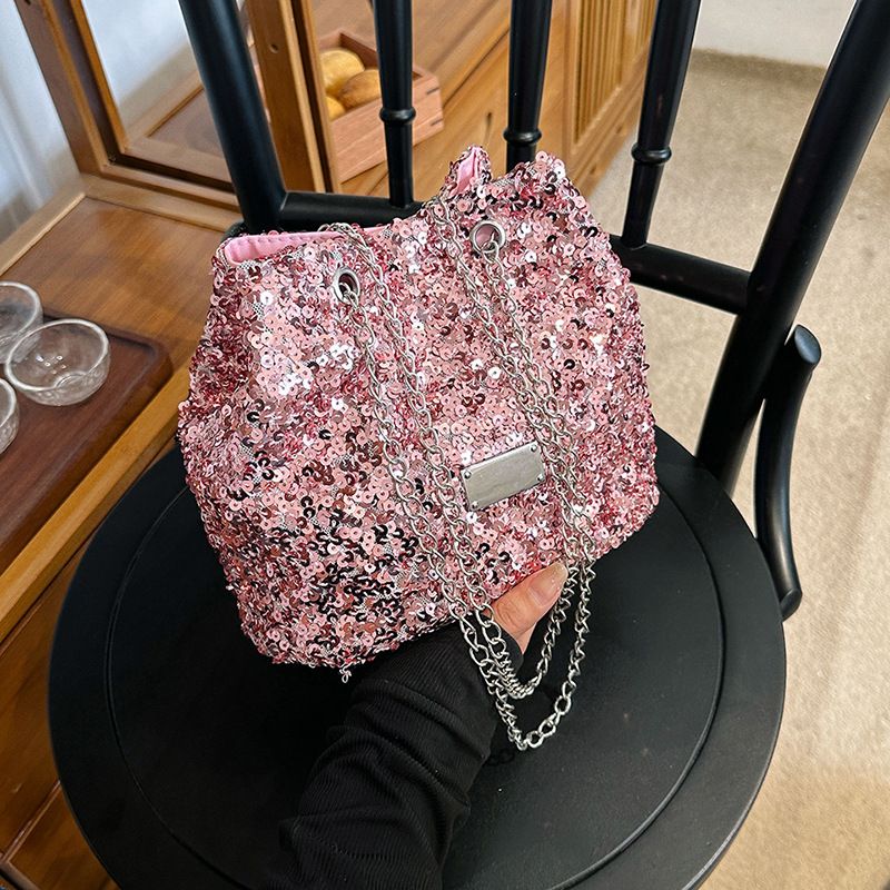 Niche design, fashionable and individual single-shoulder bag, 2025 new style, trendy and stylish women's bag, sequined chain crossbody bucket bag