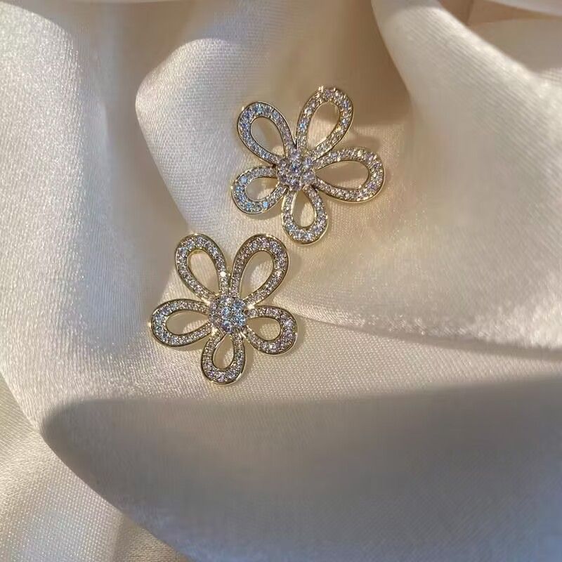 M134 New Luxury Silver Rhinestone Sunflower Earrings for Women Hollow Flower Stud Earring Party Jewelry Birthday Gifts