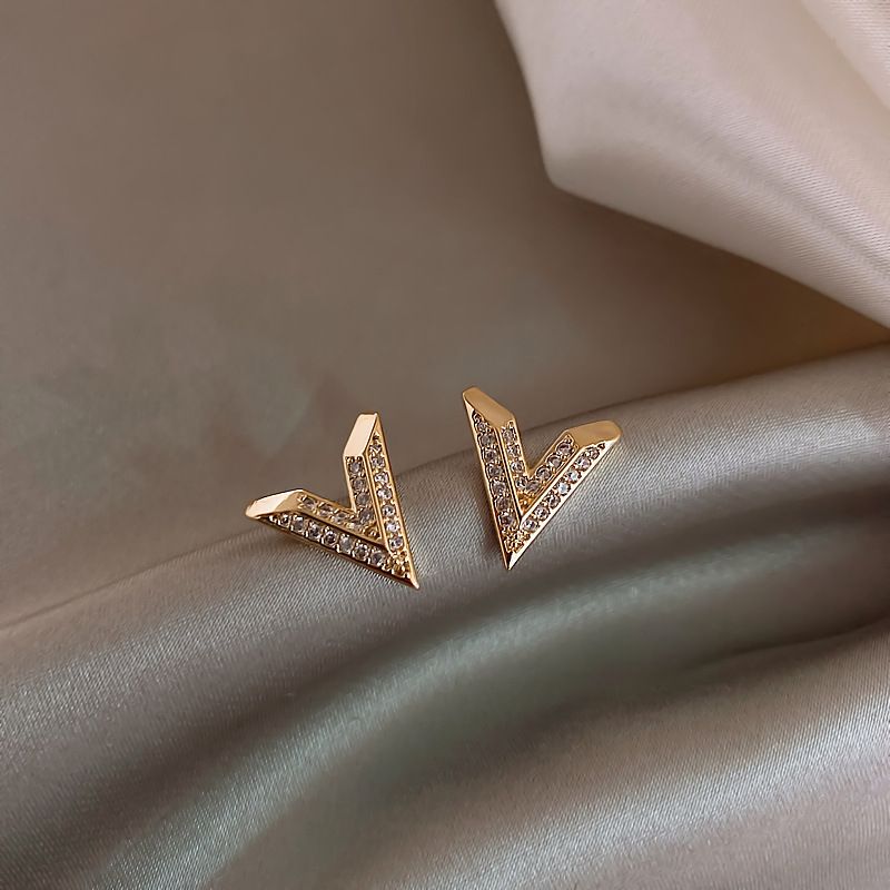 M1043 Exquisite black letter V steel earrings luxury letter stainless steel earring for woman party