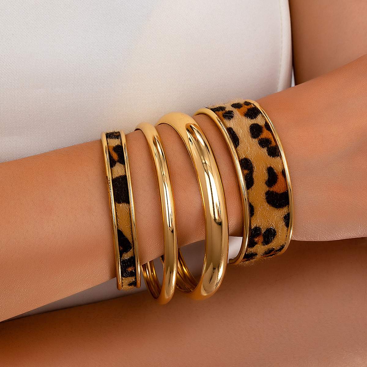 4Pcs Minimalist Gold Stackable Bangle Set for Women, Smooth Plain Metal Bangles & Leopard Print Open Cuff Bracelets, Trendy Wild Texture Layered Wrist Jewelry for Daily Street Dating Party Fashion Gift Accessory
