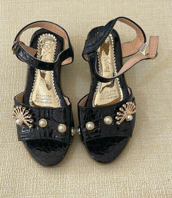 Girls new summer fashion elegant lightweight crystal beads peacock design black sandals
