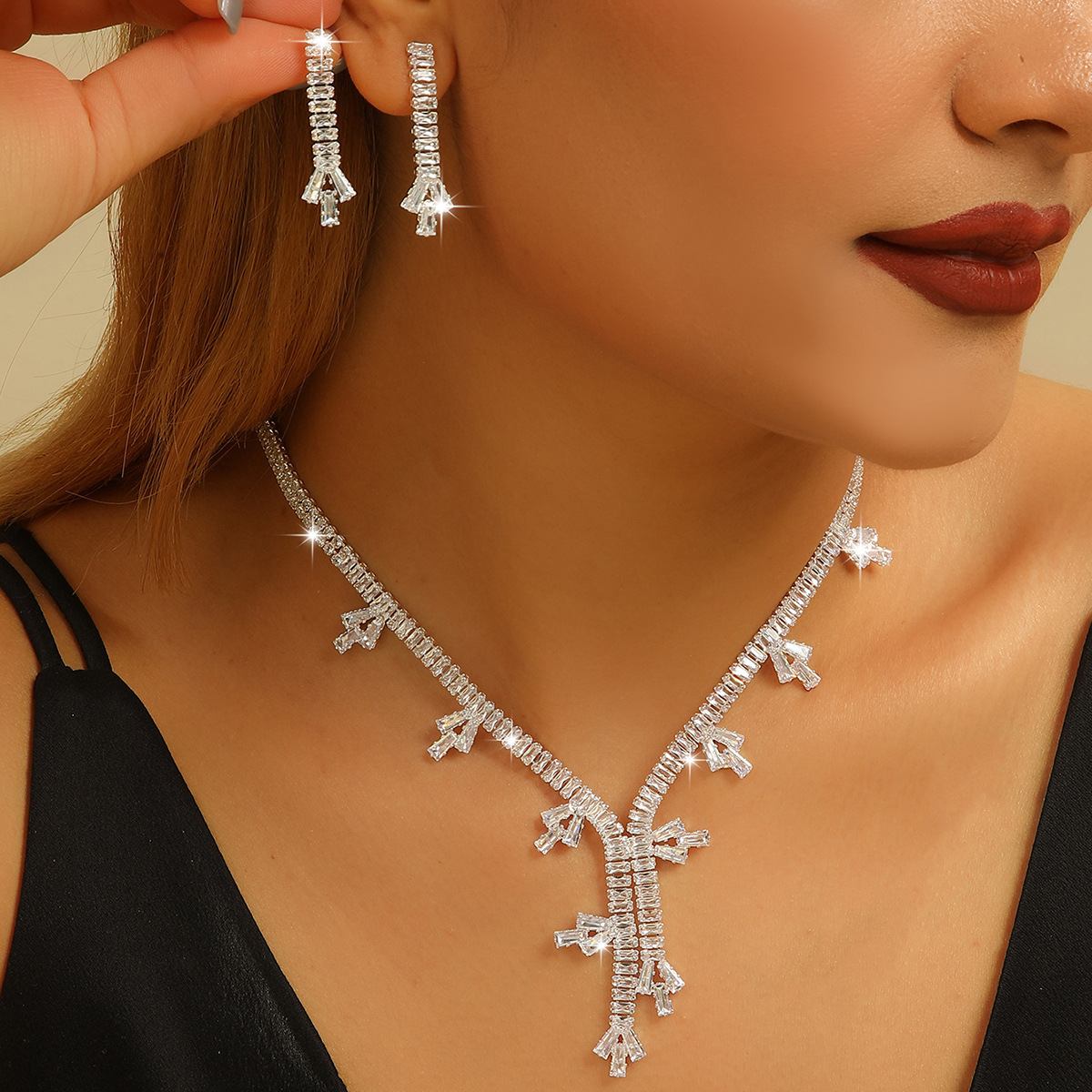 New Spring Bridal 2-Piece Cubic Zirconia Jewelry Set, Adjustable V-Shaped Collarbone Necklace Decorated With Tiered Baguette-Cut Rhinestone Fringe Details, Matching Vertical Geometric Drop Earrings, Precision Prong-Set Lustrous Crystals, Sleek Silver Finished Ornaments Ideal For Wedding Ceremonies, Evening Banquets, Prom Gatherings, Formal Gown Styling And Seasonal Fashion Shoots, Polished Elegant Gift Jewellery Suitable For Women’s Various Spring Festivities And Memorable Celebration Moments
