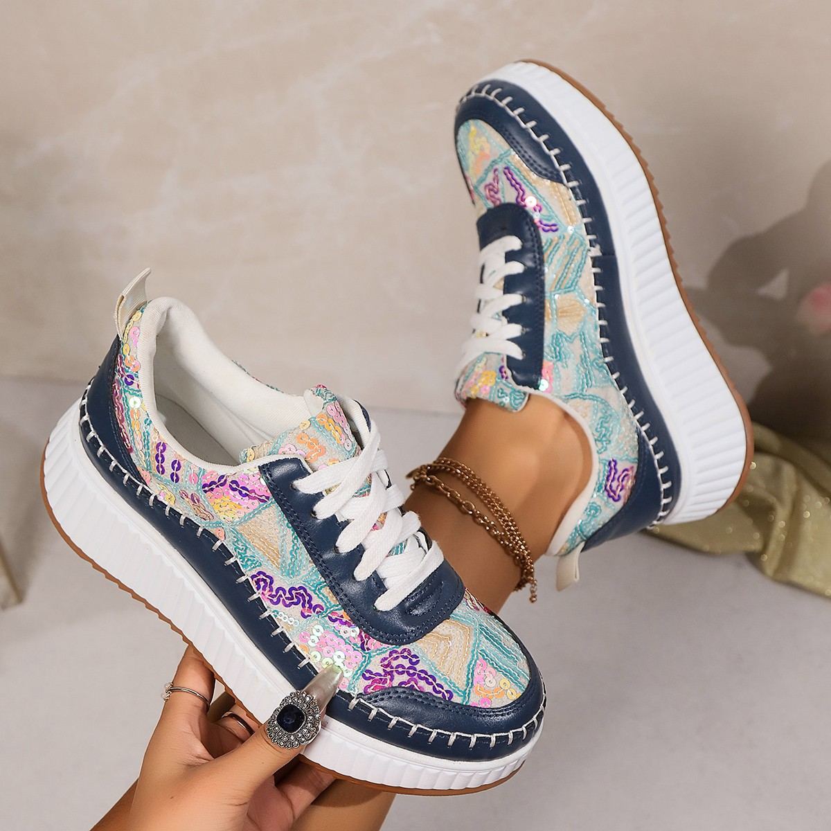 Cross-border 2025 New style bread shoes for women, soft leather white sneakers, casual large-sized thick-soled sports sneakers