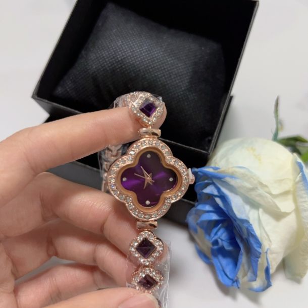 Women's watch with rose gold and diamond red dial four-leaf clover Bracelet watch; Fashion bracelet design