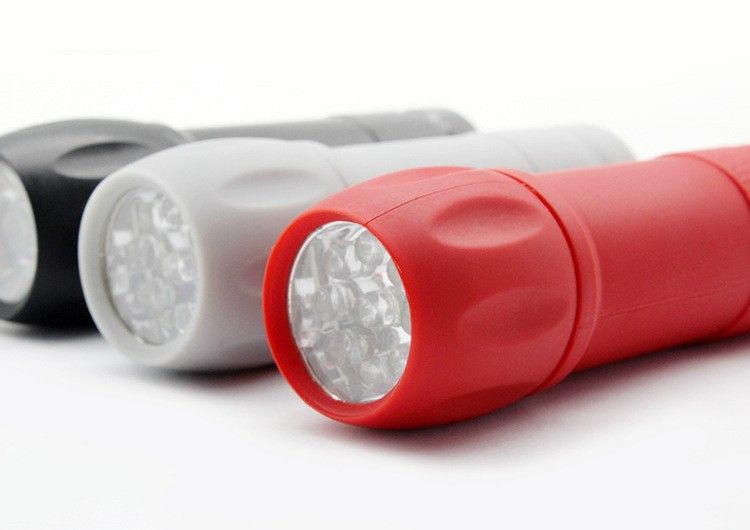 Plastic flashlight, battery-powered portable outdoor high-brightness flashlight