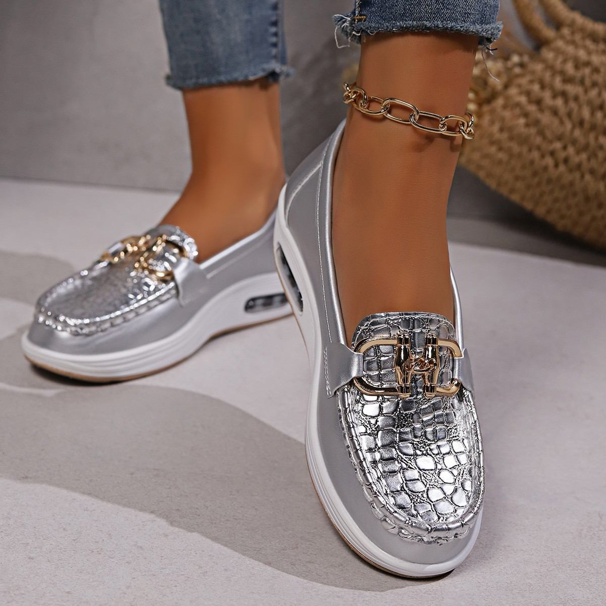 Large-sized casual single shoes for foreign trade, wedge heels, flip-flops, European and American bean shoes, lazy shoes, thick-soled metal buckle loafers