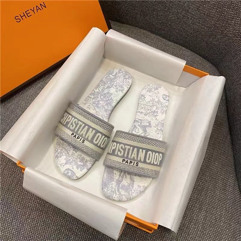Women's new embroidered slippers with letters, made of genuine leather, versatile, flat bottomed, and worn in sand Beach sandals